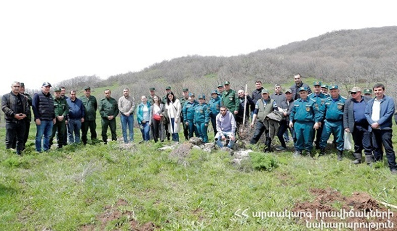 Министр по чрезвычайным ситуациям и сотрудники приняли участие во общегосударственной посадке деревьев