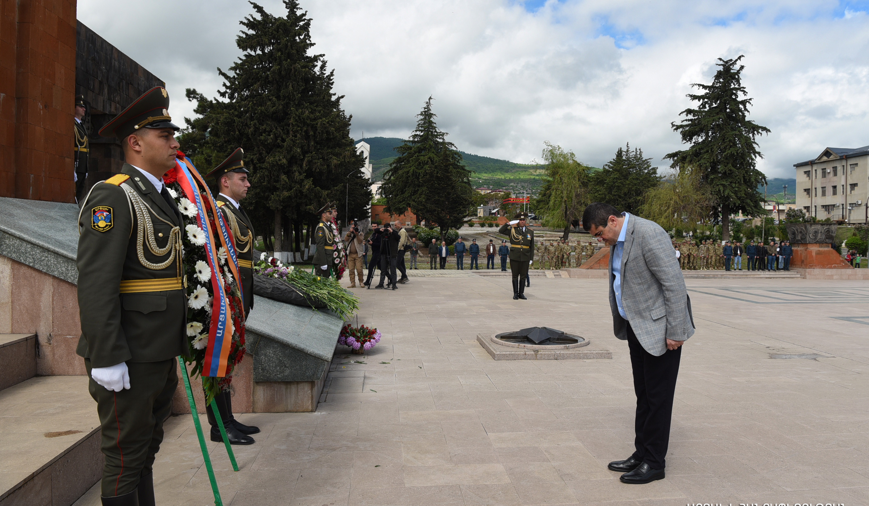 Arayik Harutyunyan 9 May bayramı münasibətilə Stepanakert Memorialını ziyarət edib