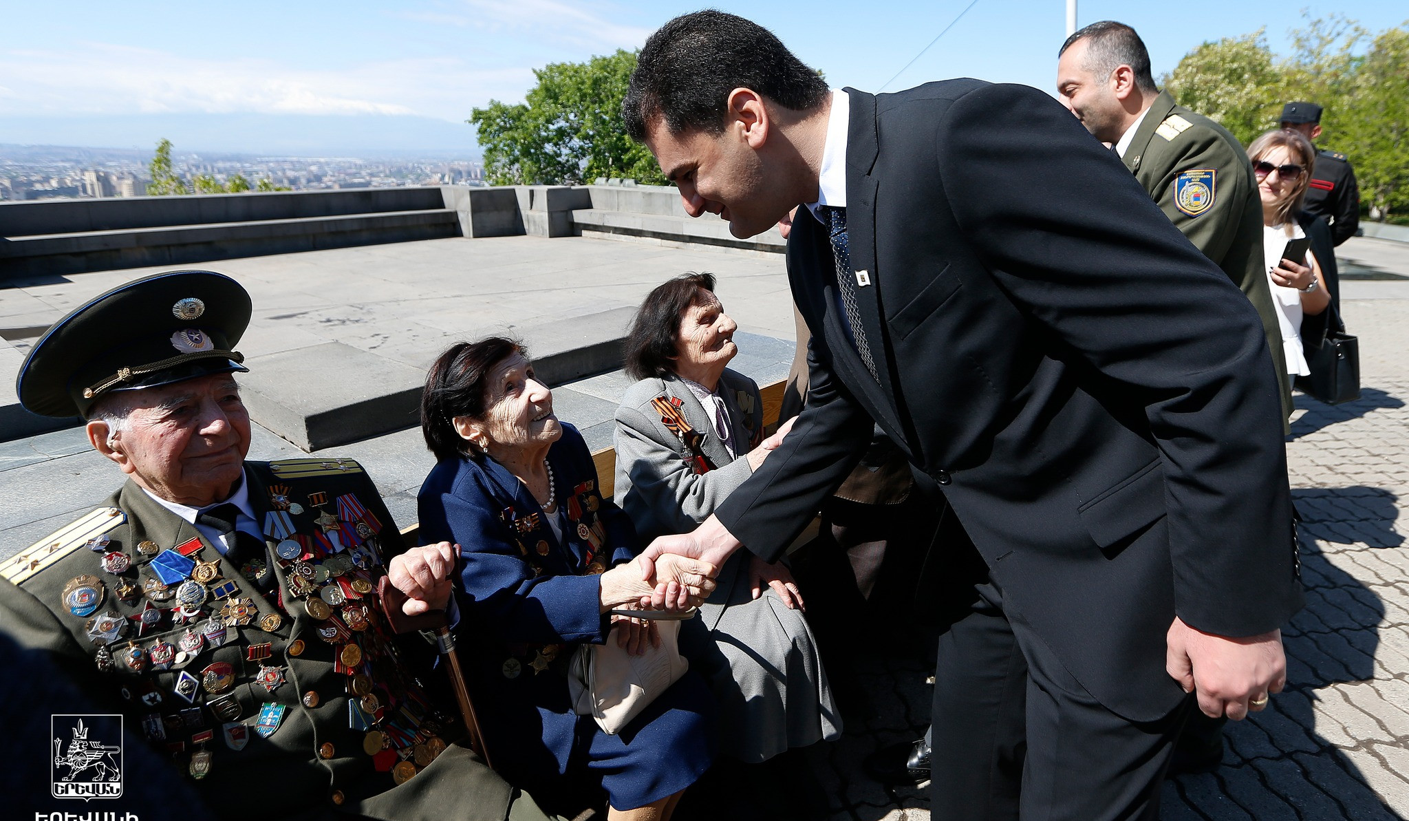 Երևանի քաղաքապետը շնորհավորել է վետերաններին Հայրենական մեծ պատերազմում տարած հաղթանակի 77-ամյակի առթիվ