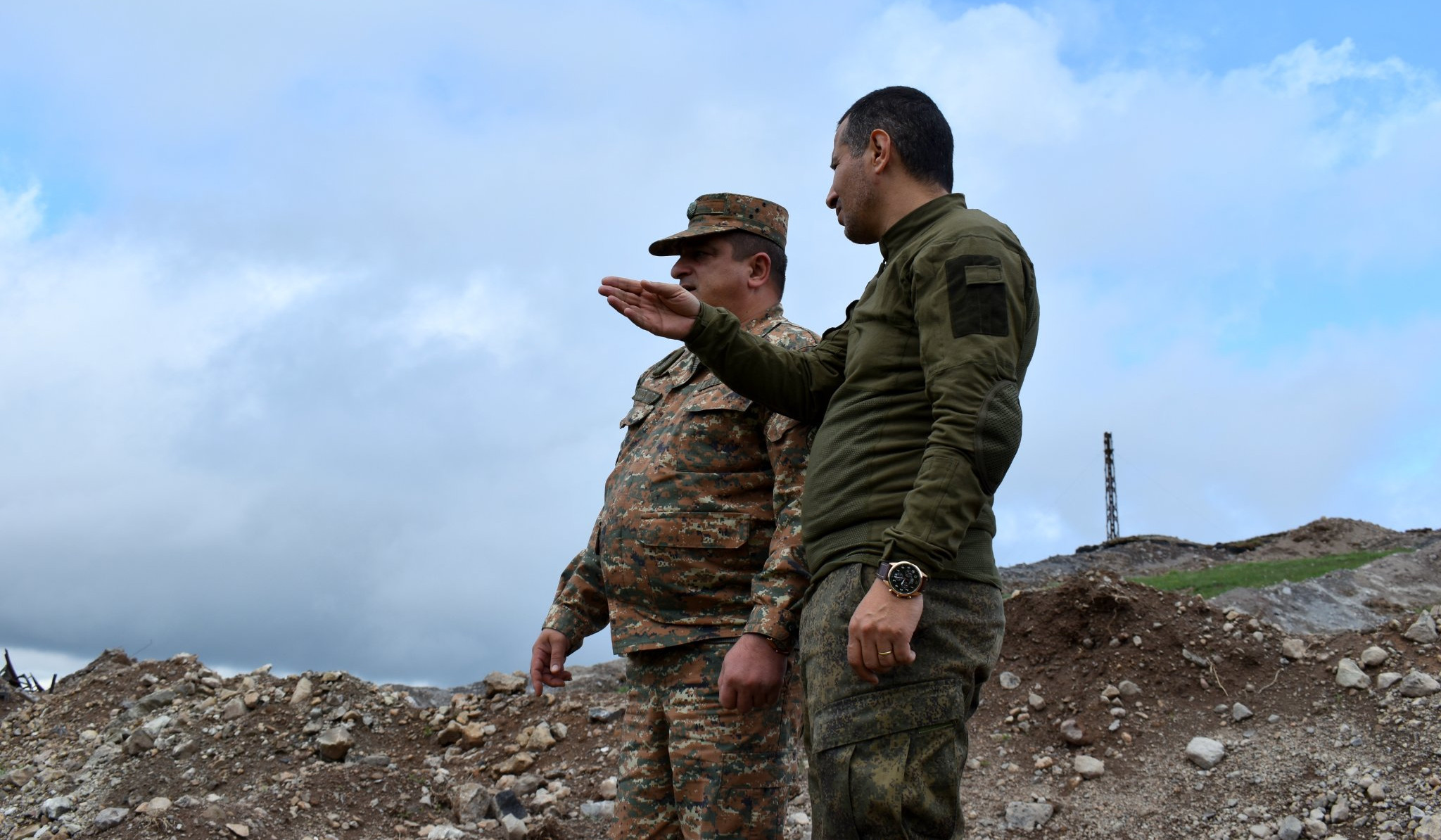 Սյունիքի մարզպետը Հատուկ բանակային կորպուսի հրամանատարի հետ այցելել է սահմանային դիրքեր