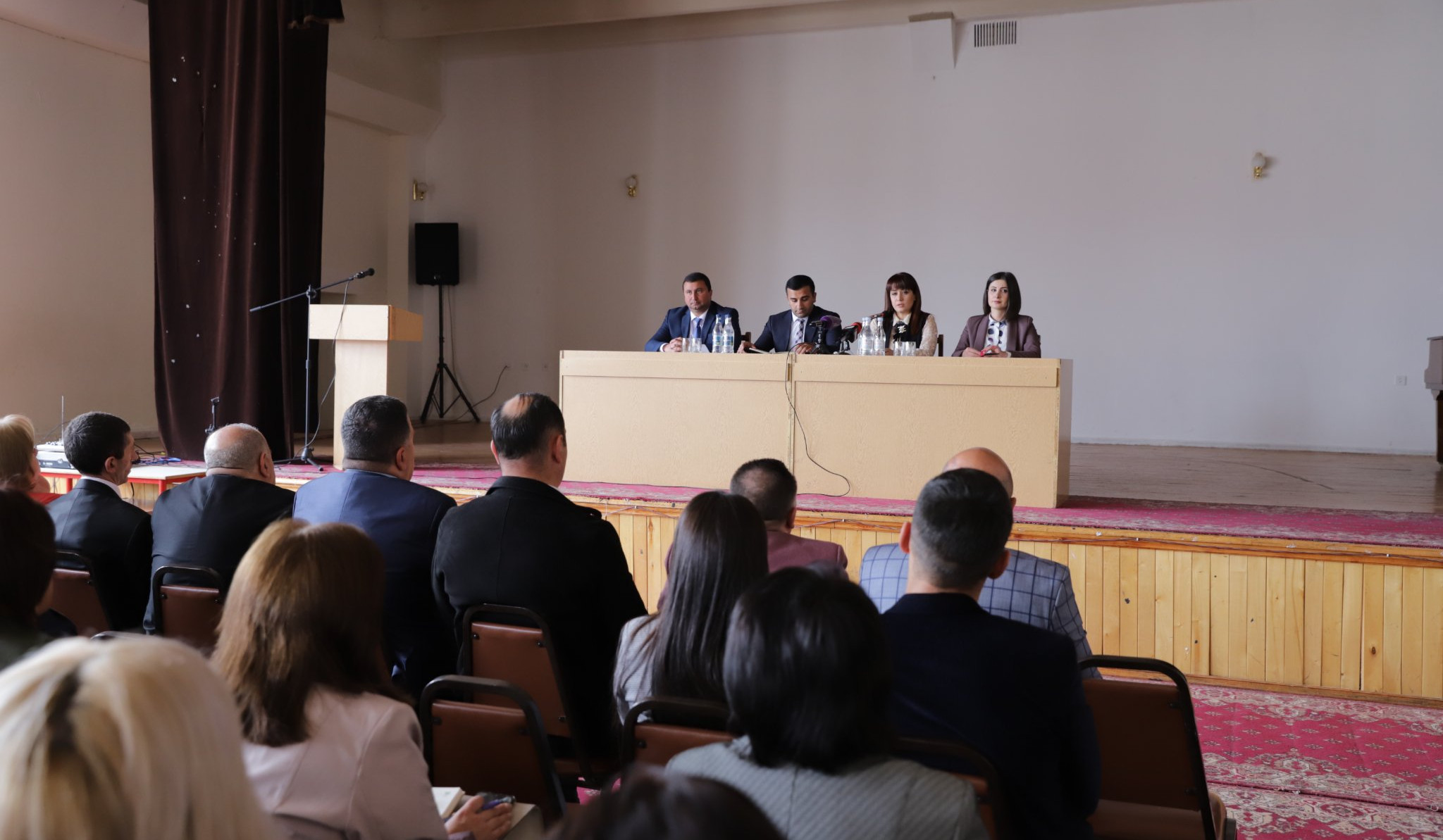 Բացառենք ցանկացած տեսակի դրամահավաք դպրոցում․ Շիրակի մարզպետը հանդիպել է դպրոցների տնօրենների հետ