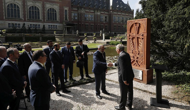 В рамках визита премьер-министра Пашиняна во Дворце мира в Гааге состоялось открытие армянского хачкара