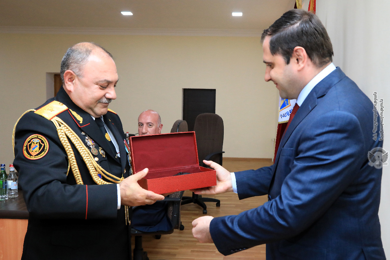 Սուրեն Պապիկյանն այցելել է ռազմական ոստիկանություն. մի շարք աշխատակիցներ պարգևատրվել են պատվոգրերով և մեդալներով
