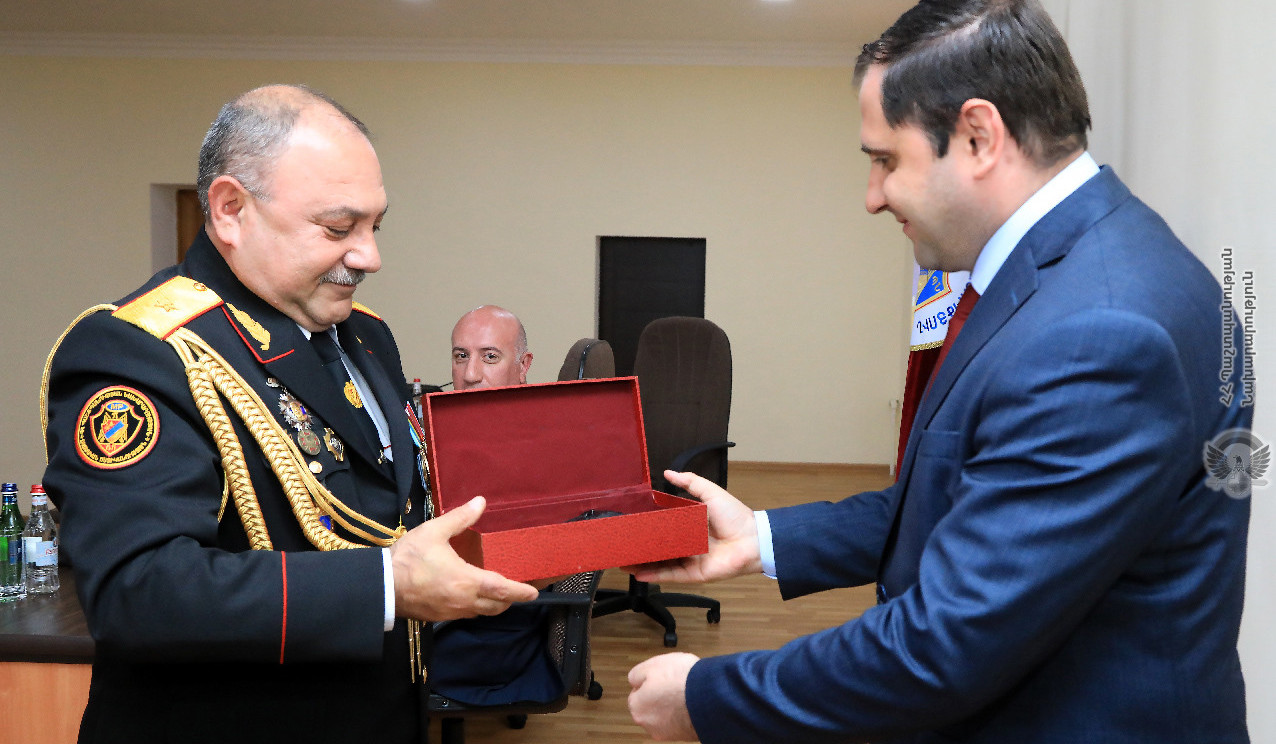 Սուրեն Պապիկյանն այցելել է ռազմական ոստիկանություն. մի շարք աշխատակիցներ պարգևատրվել են պատվոգրերով և մեդալներով