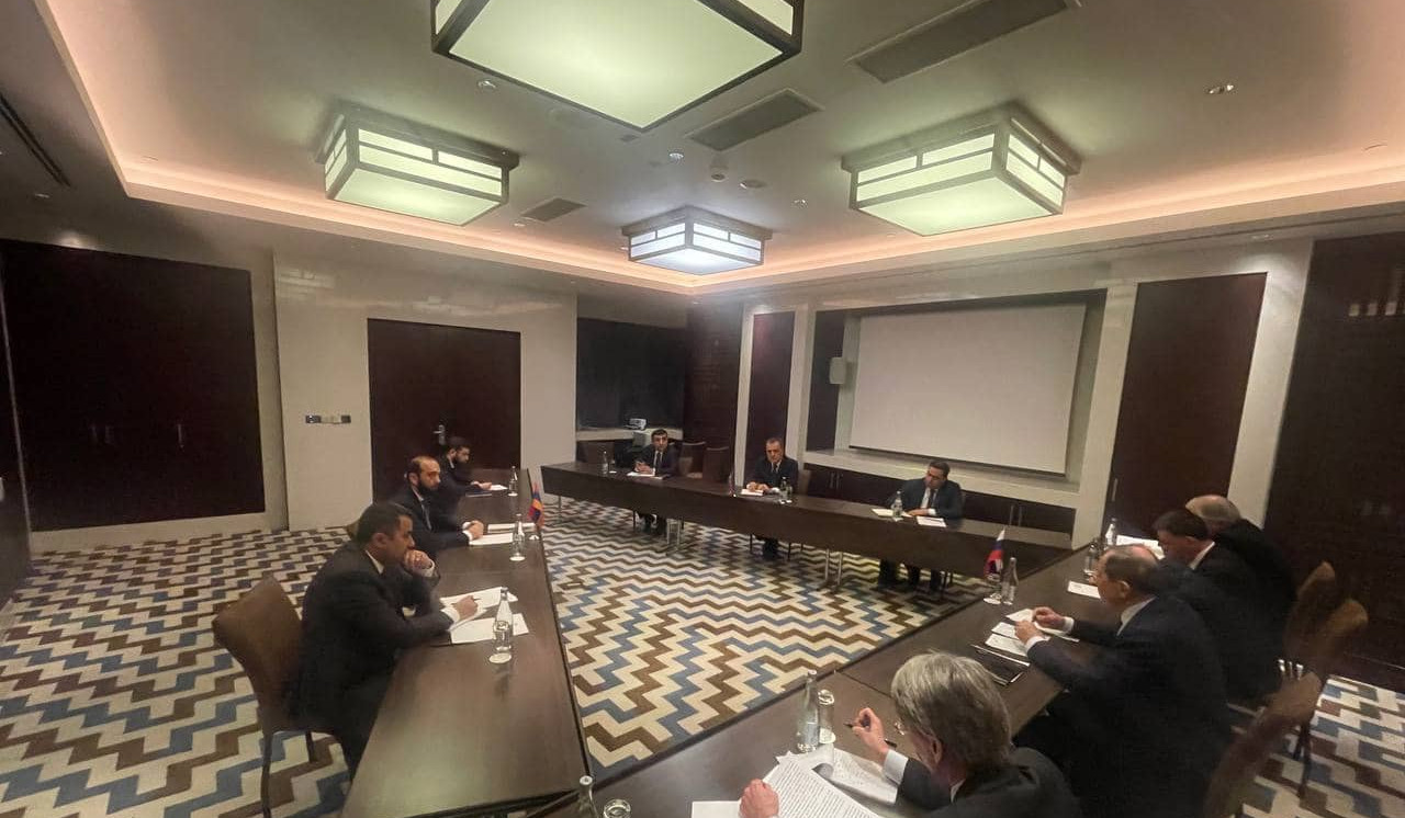 В Душанбе стартовала трехсторонняя встреча глав МИД Армении, России и Азербайджана