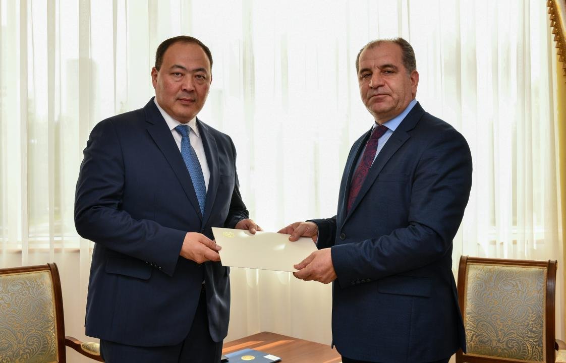 ER-nın Qazaxıstana yeni təyin olunmuş səfiri və Xİ nazirinin müavini regional gündəlik məsələləri müzakirə ediblər