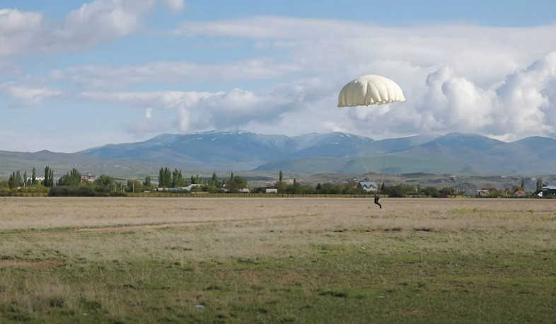 Վազգեն Սարգսյանի անվան ռազմական համալսարանի կուրսանտների պարաշյուտային թռիչքները