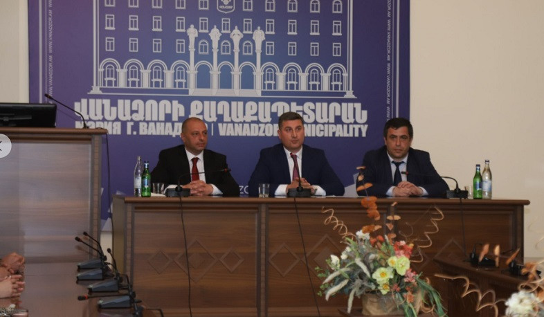 Գնել Սանոսյանը Վանաձորի համայնքապետարանի աշխատակազմին է ներկայացրել Արկադի Փելեշյանին