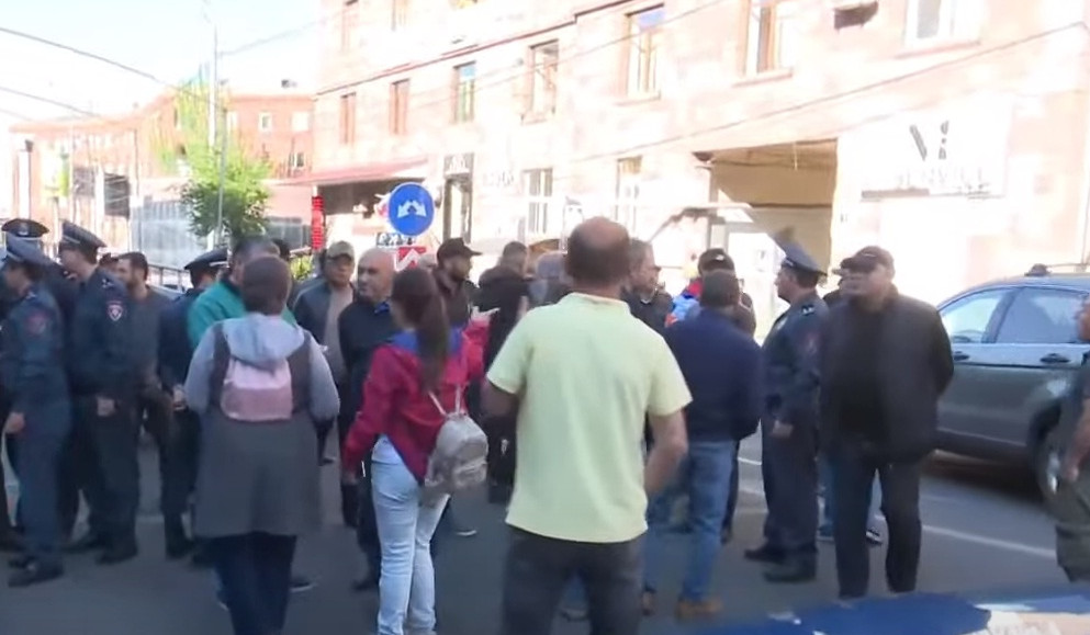 Մայրաքաղաքում անհնազանդության ակցիաները վերսկսվել են. ընդդիմությունը դարձյալ փողոցներ է փակել