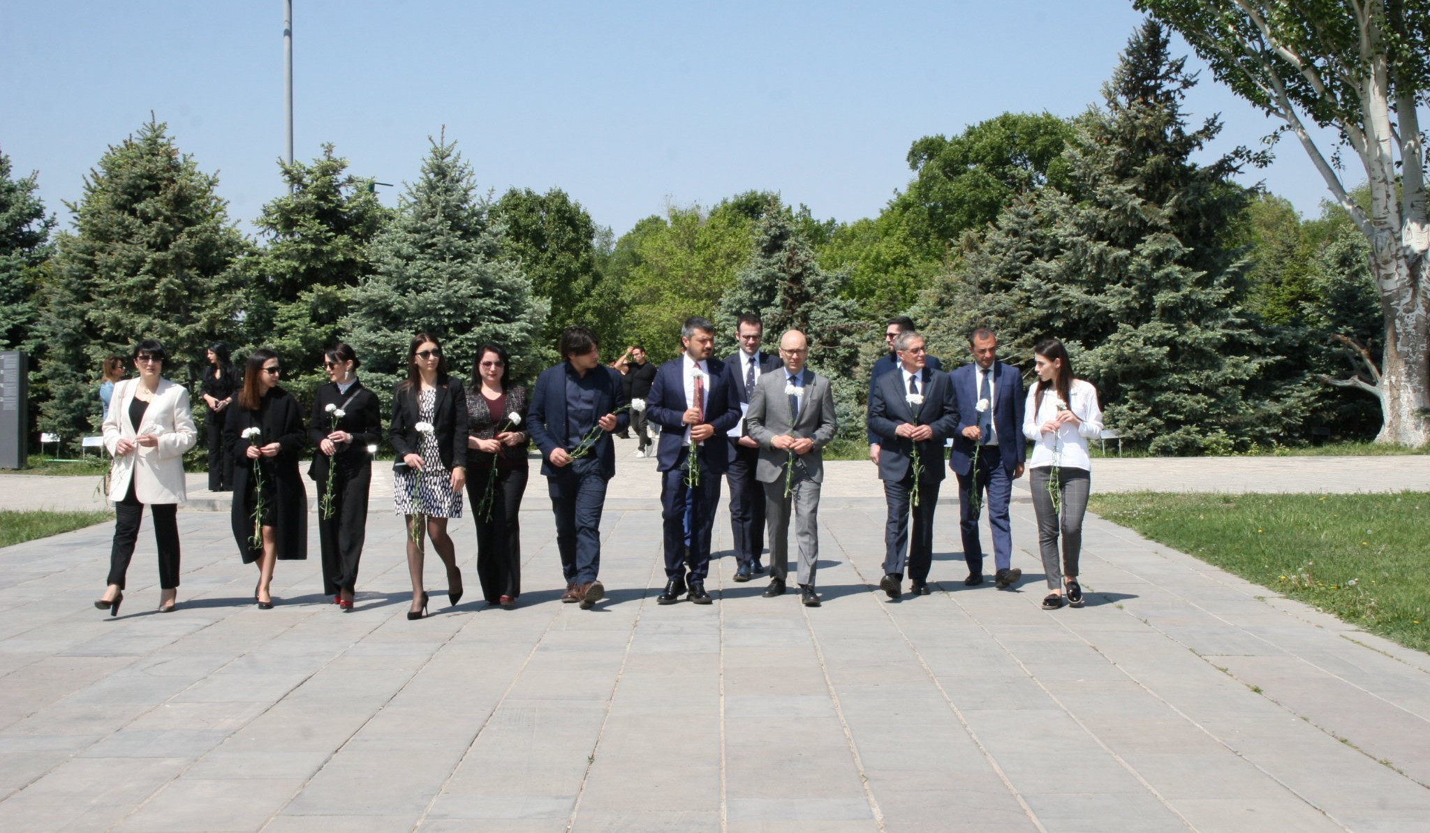 Итальянские депутаты почтили память жертв Геноцида армян в мемориале Цицернакаберд