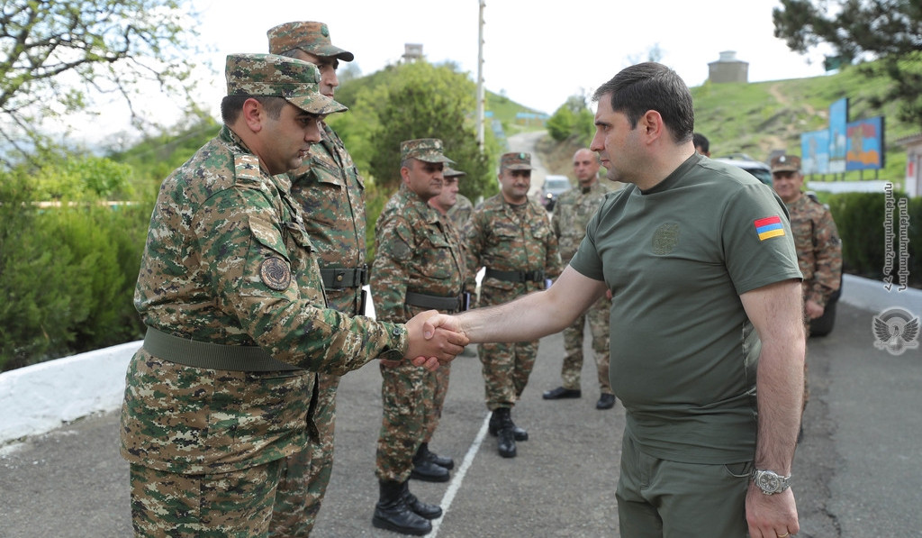 Սուրեն Պապիկյանը 3-րդ բանակային զորամիավորումում ծանոթացել է սահմանագծի մշտադիտարկումն իրականացնող աշխատասենյակների տեխնիկական հագեցվածությանը