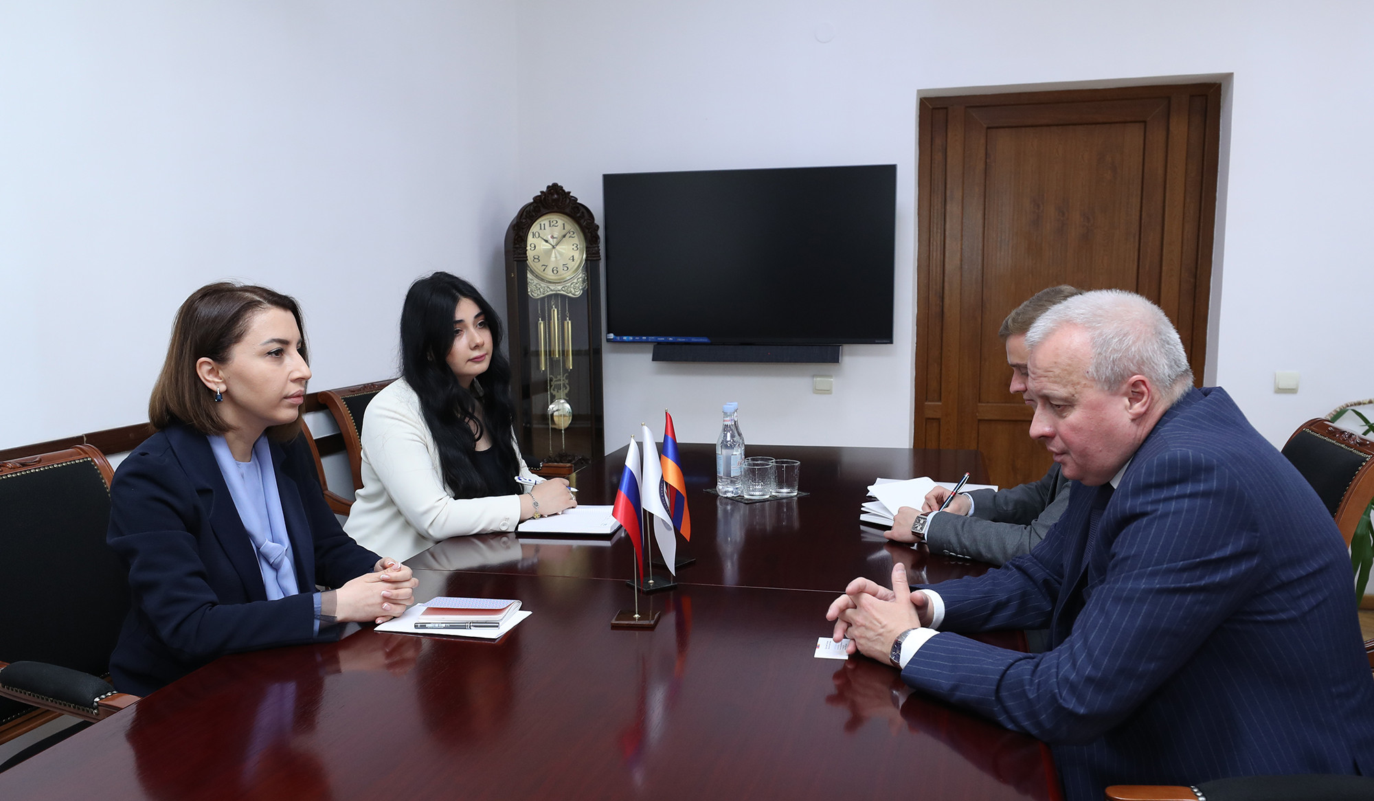 Ermənistanın Ombudsmanı Rusiya səfiri ilə görüşüb