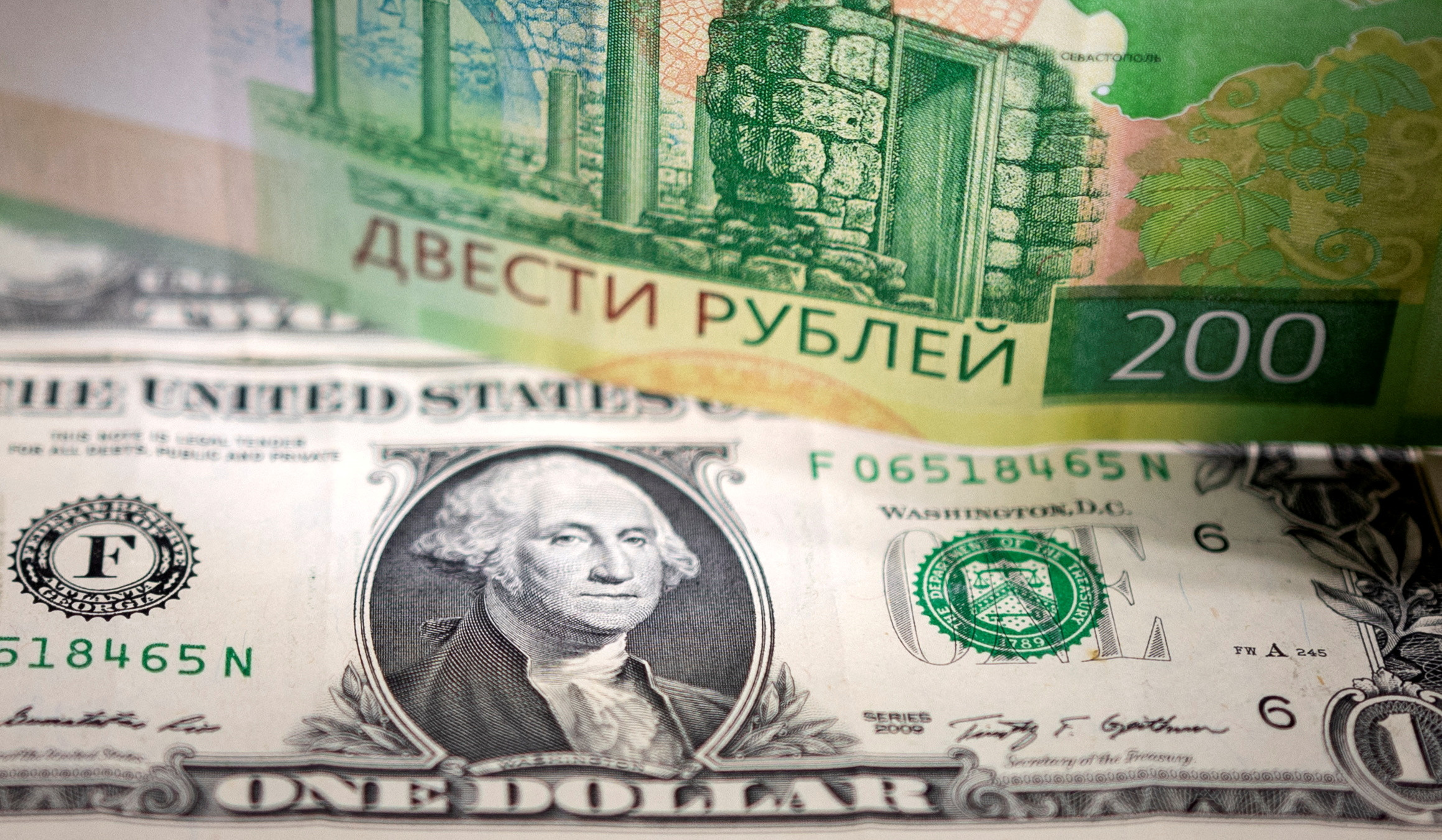 Dollar, euro fall against Russian ruble on Thursday