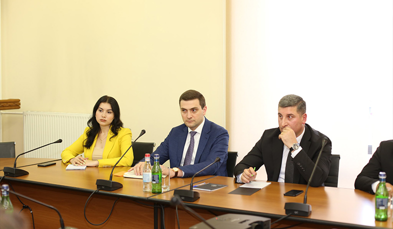 Գնել Սանոսյանը բեռնափոխադրողների հետ քննարկել է ճանապարհային վճարի և մաքսային տուրքերի փոփոխությունների փաթեթը