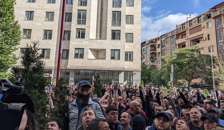 «Դիմադրություն» շարժման մասնակիցներն անհնազանդության ակցիա են իրականացնում ԱԳՆ շենքի դիմաց