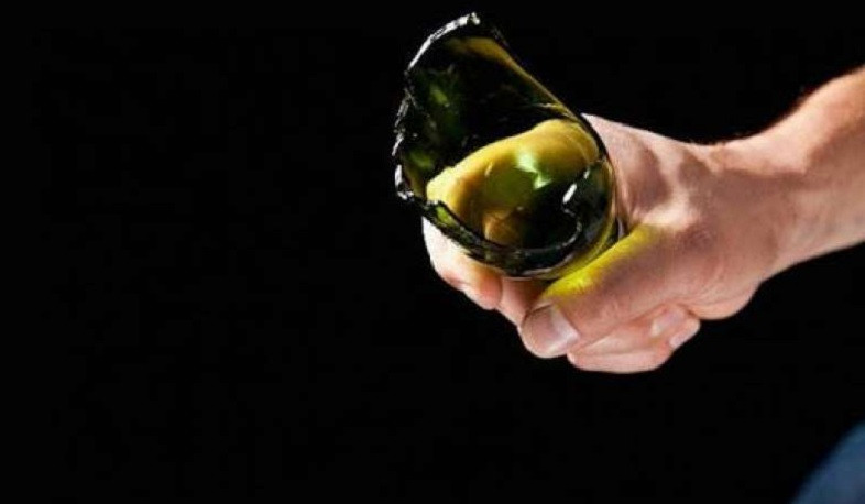 Քաղաքացին գարեջրի դատարկ շշով հարվածել է համատիրության մուտքի դռանը, վնասել սրճարանի ապակիները