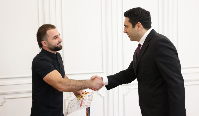 Ալեն Սիմոնյանն ընդունել է աշխարհի և Եվրոպայի բազկամարտի բազմակի չեմպիոն Աշոտ Ադամյանին