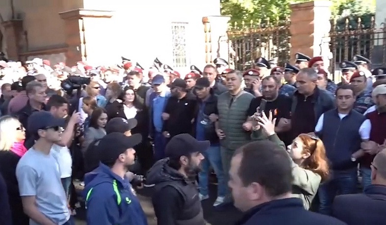 Ընդդիմադիրները փակել են նախագահական նստավայրի մուտքերը