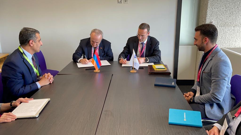 Ամրապնդել «Անգլերենի ծրագրի» շրջանակում իրականացվող համագործակցությունը. Վահրամ Դումանյանը և Սքոթ Մաքդոնալդը փոխըմբռնման հուշագիր են ստորագրել