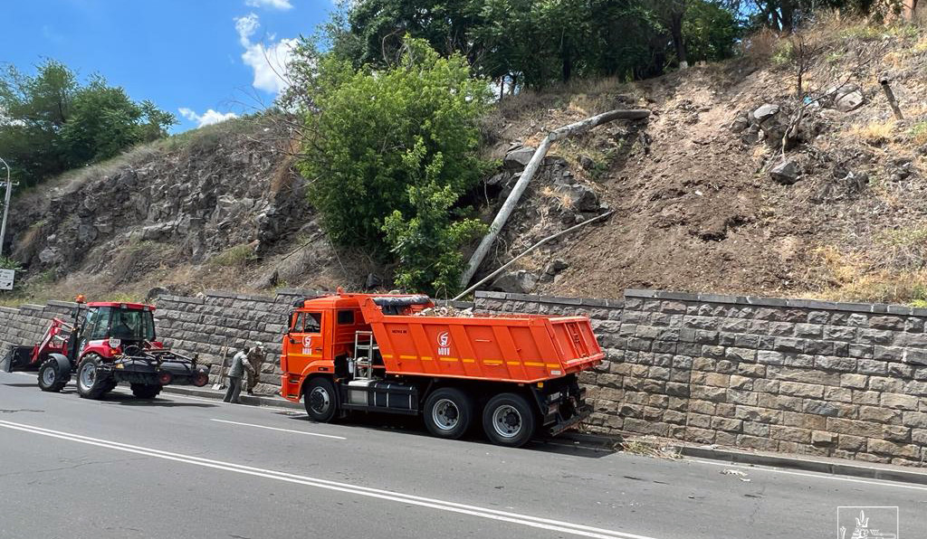 Մաքրվել է Աթենքի փողոցի աջակողմյան լանջը, և չեզոքացվել է քարաթափման հնարավոր վտանգը