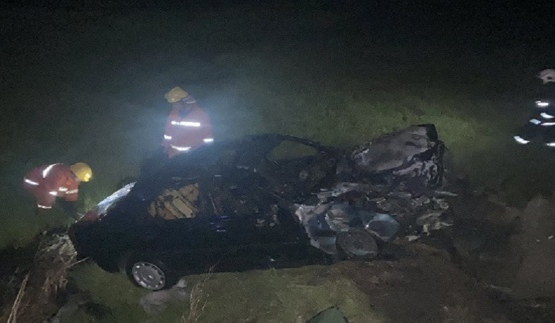 Ավտոմեքենան դուրս է եկել ճանապարհի երթևեկելի հատվածից, մոտ 8 մ սահել հարակից ձորակը և բռնկվել