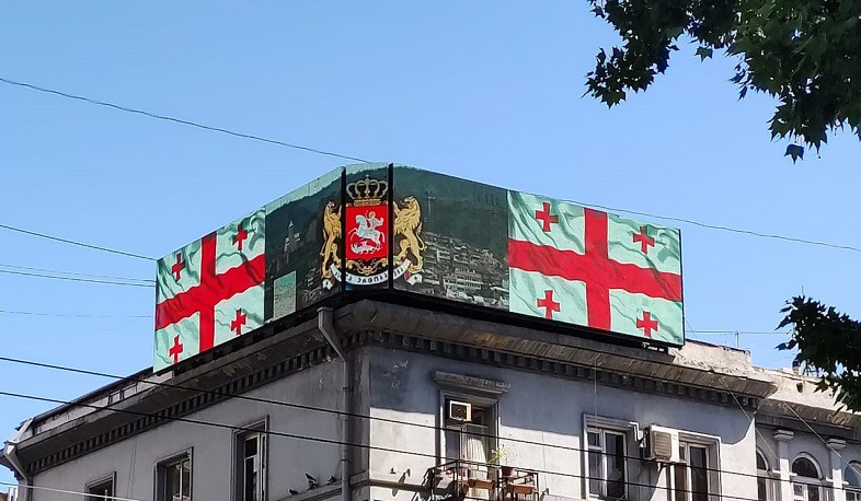 Billboards in streets of Yerevan illuminated in colors of Georgian flag