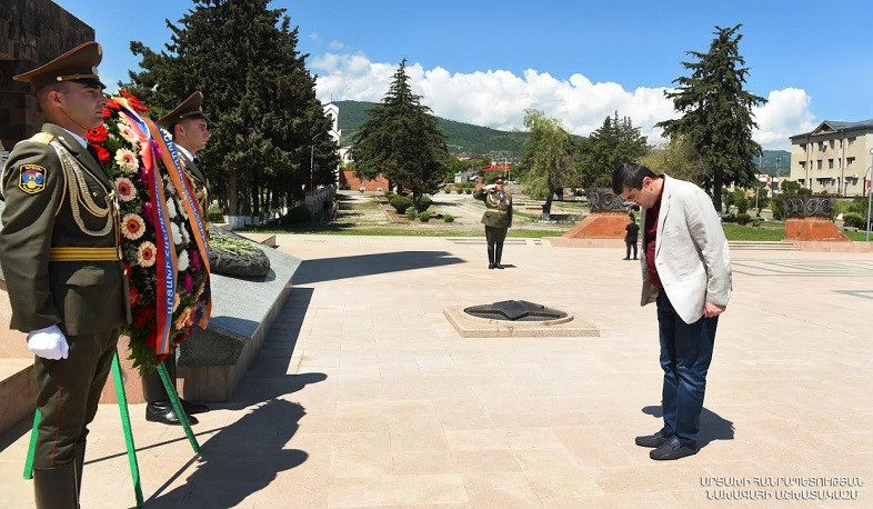 Respublika Günü münasibətilə Artsax Prezidenti Stepanakert Memorialını və Hərbi Panteonunu ziyarət etdi
