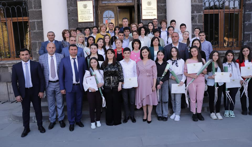 Նազելի Բաղդասարյանը պատվոգրեր ու հուշանվերներ է հանձնել «Հայաստան ասելիս․․․․» մրցույթի հաղթողներին