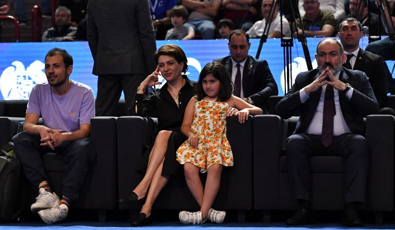 Վարչապետն ընտանիքի հետ հետևել է Բռնցքամարտի Հայաստանի հավաքականի անդամների մենամարտերին