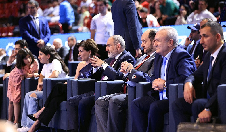 Prime Minister watched Rafael Hovhannisyan's fight in final round with his family from hall and participated in awarding ceremony