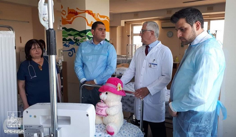 Երևանի քաղաքապետի տեղակալը նվերներ է հանձնել վերակենդանացման բաժանմունքում բուժում ստացող երեխաներին