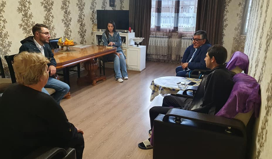 Արեն Մկրտչյանը և Խաչատուր Սուքիասյանն այցելել են 44-օրյա պատերազմում ձեռքերը կորցրած Կարեն Խլոպուզյանի ընտանիքին