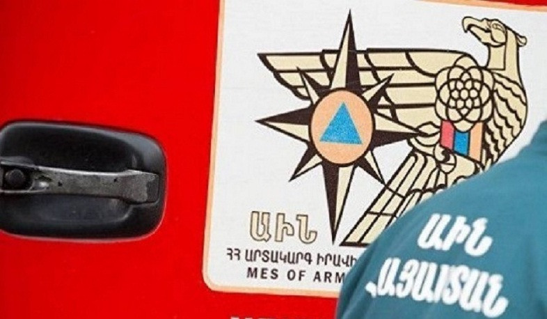 Շերամի փողոցում քամու հետևանքով էլեկտրասյուն է շրջվել