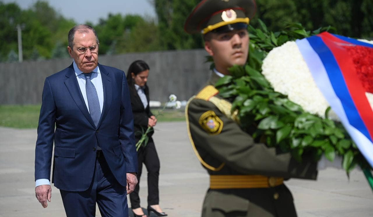 Сергей Лавров почтил память жертв Геноцида армян в Мемориальном комплексе Цицернакаберд