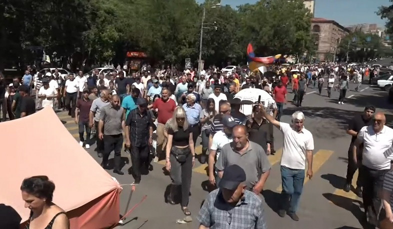 Ընդդիմադիրները երթով գնացել են նախագահական նստավայր