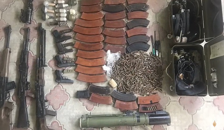 Արմավիրի ոստիկանները հայտնաբերել են մի ամբողջ զինանոց