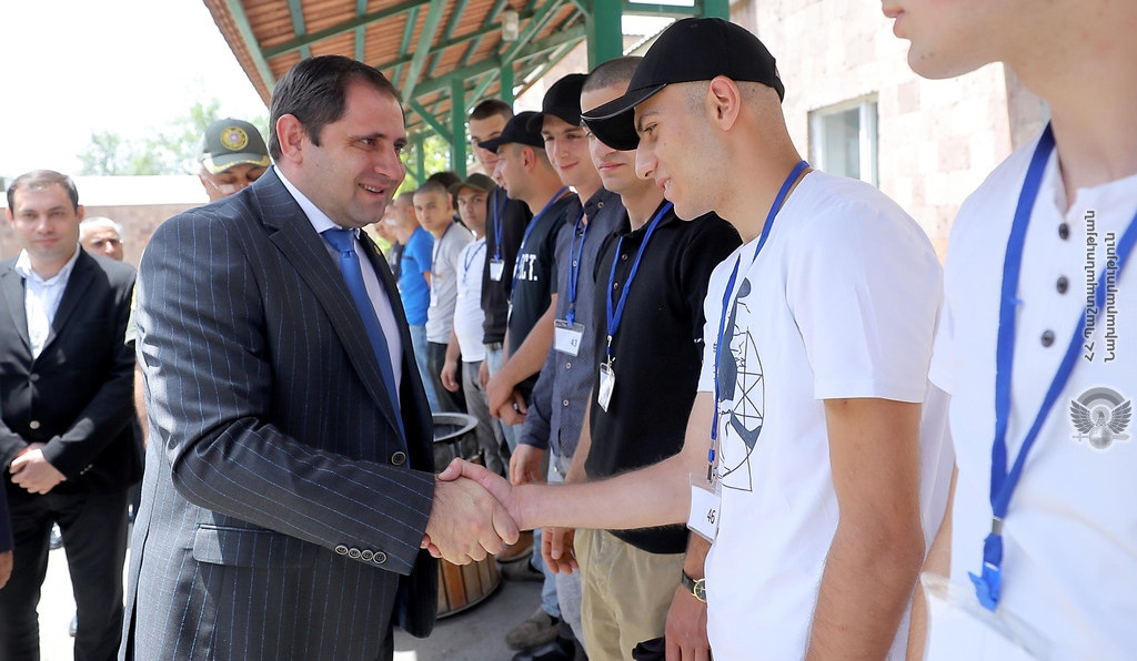 Սուրեն Պապիկյանը դիտարկել է Կենտրոնական հավաքակայանում զորակոչի անցկացման համար առկա պայմանները, զրուցել զինակոչիկների հետ