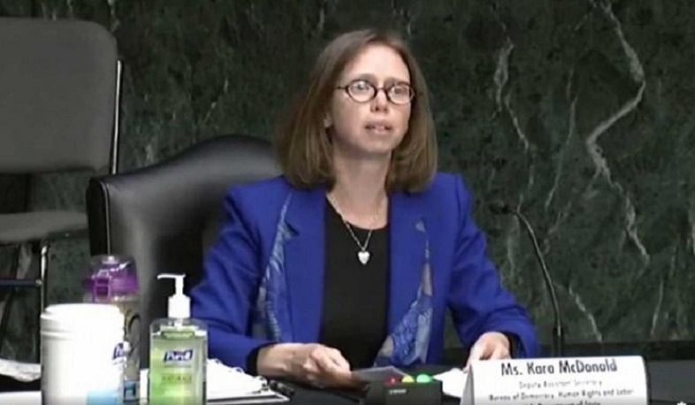 Kara Makdonald azərbaycanlı jurnalistlərlə görüşüb