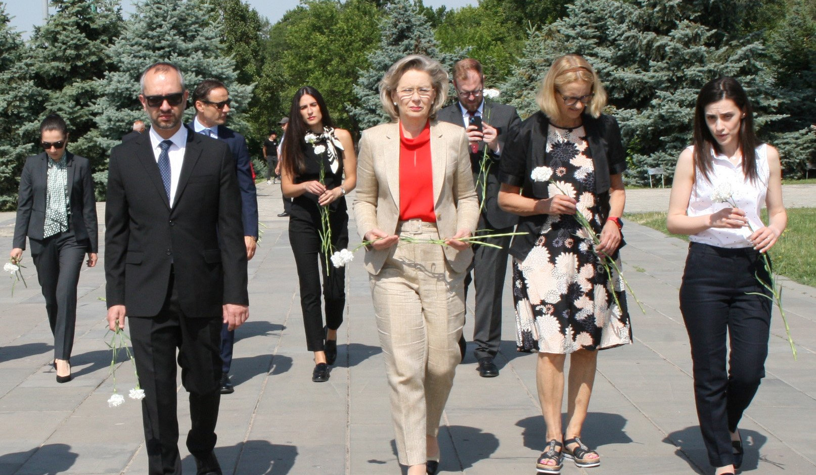 Члены делегации ПА ОБСЕ посетили мемориальный комплекс Цицернакаберд