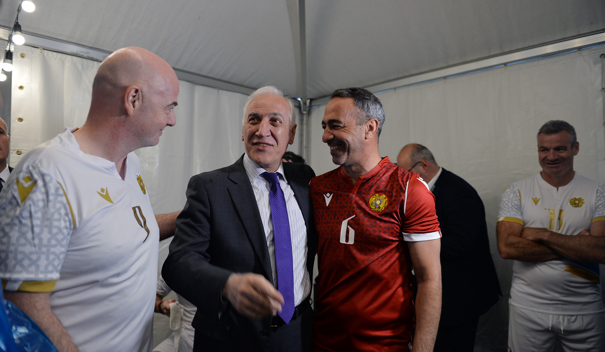 Նախագահը ներկա է եղել աշխարհահռչակ ֆուտբոլիստների մասնակցությամբ ցուցադրական հանդիպմանը