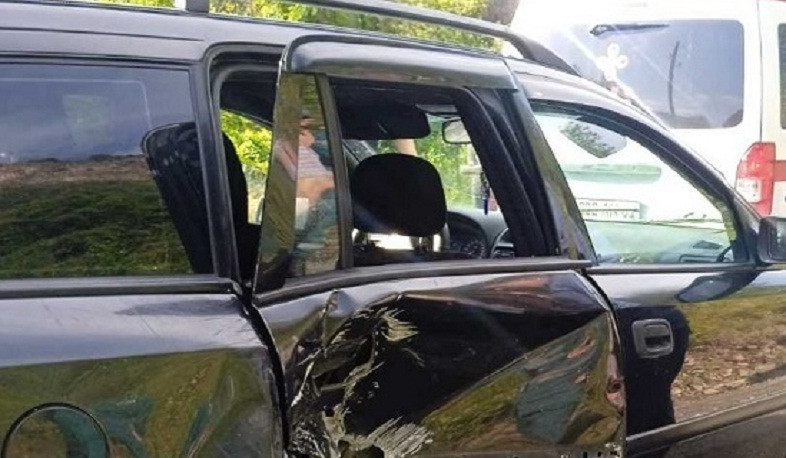 Ժայռաբեկորը գլորվել է երթևեկելի հատված և վնասել ավտոմեքենան