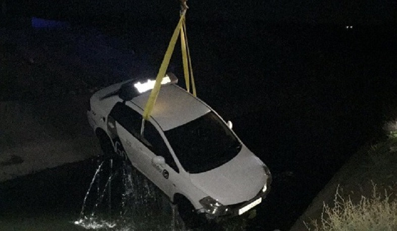 Փրկարարներն ավտոմեքենան դուրս են բերել ջրանցքից