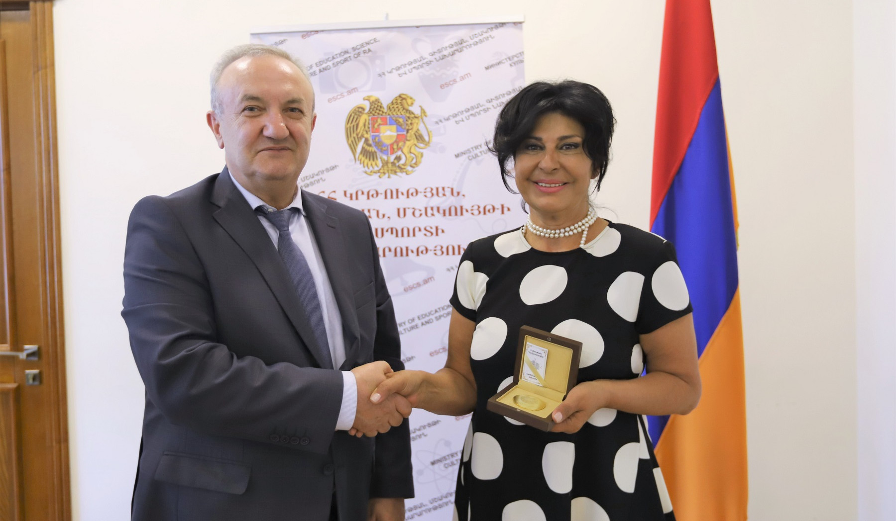 Ժամանակակից արվեստի թանգարանը նշում է 50-ամյակը. Վահրամ Դումանյանը թանգարանի տնօրենին պարգևատրել է Ոսկե մեդալով