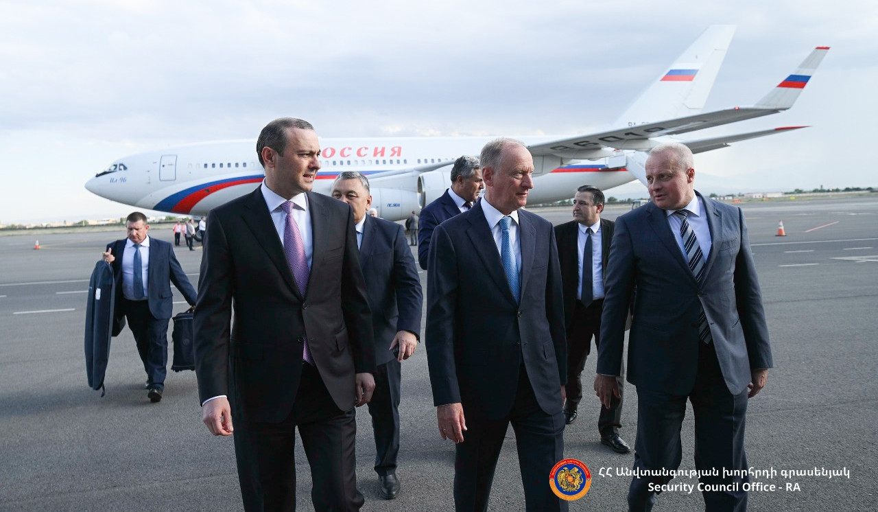 Секретари Совбезов России, Кыргызстана и Таджикистана прибыли в Армению