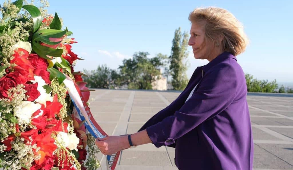 ABŞ dövlət katibinin köməkçisi Karen Donfrid Erməni Soyqırımı Memorialını ziyarət edib