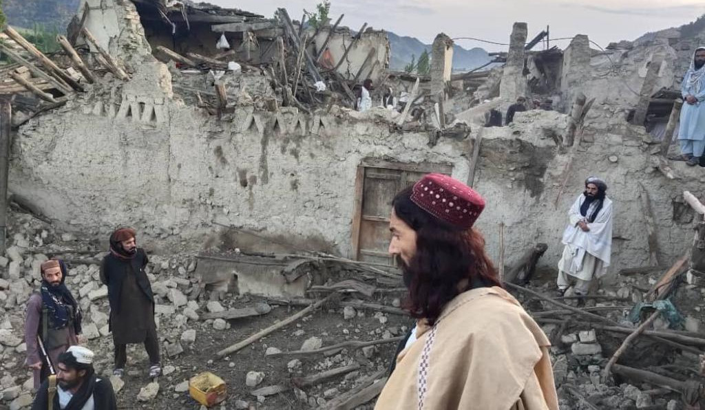 В результате землетрясения на востоке Афганистана погибли не менее 920 человек