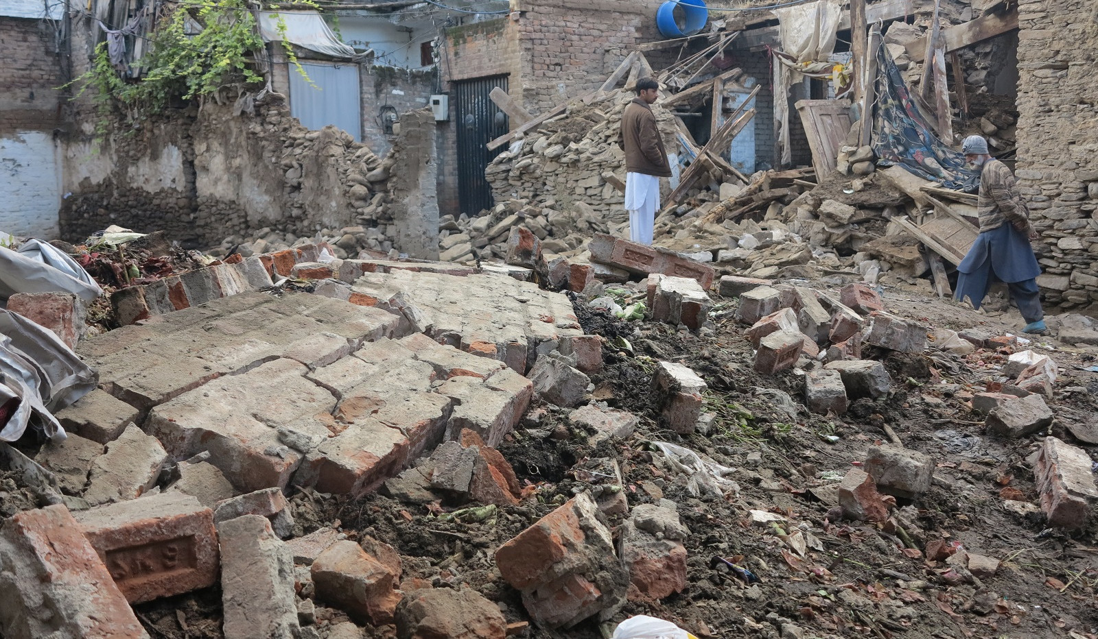 Afghan earthquake: 1,000 people killed and 1,500 wounded, official says