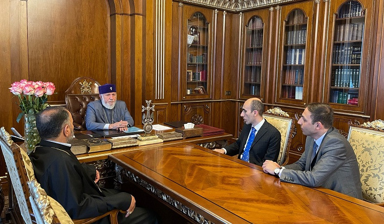 Bütün ermənilərin katolikosu Artak Beqlaryanla görüşüb