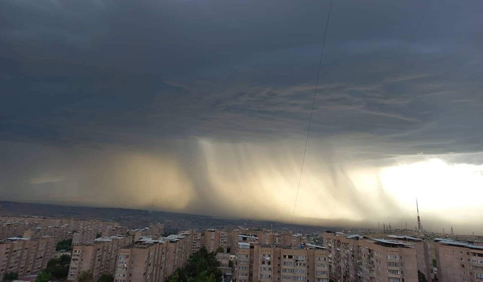 Երեկ Երևանի տարբեր հատվածներում դիտված ամպրոպային ամպն առաջացել է Արարատ լեռան լանջերին
