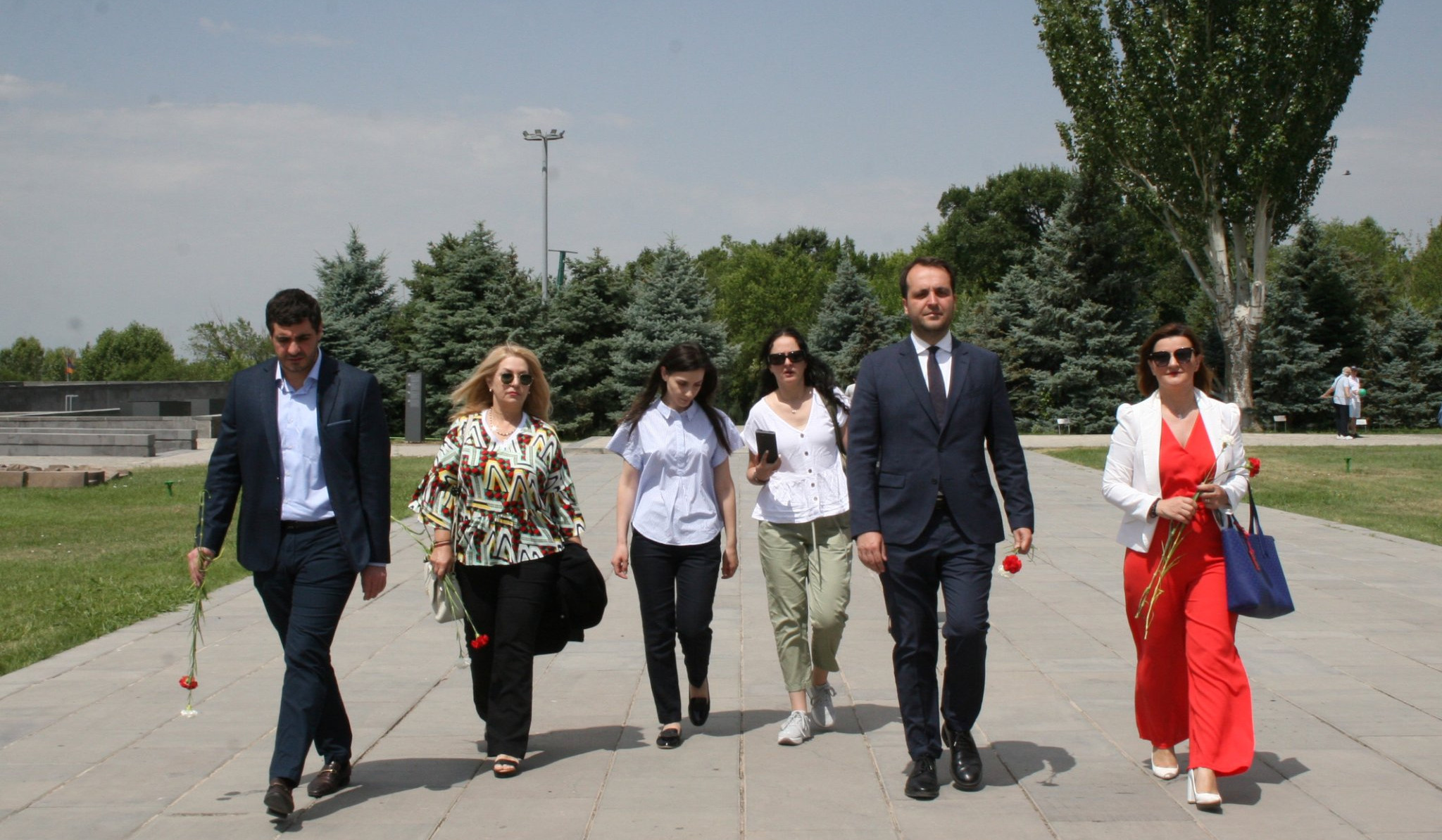 Yunan deputatları Erməni Soyqırımı Memorialını ziyarət ediblər